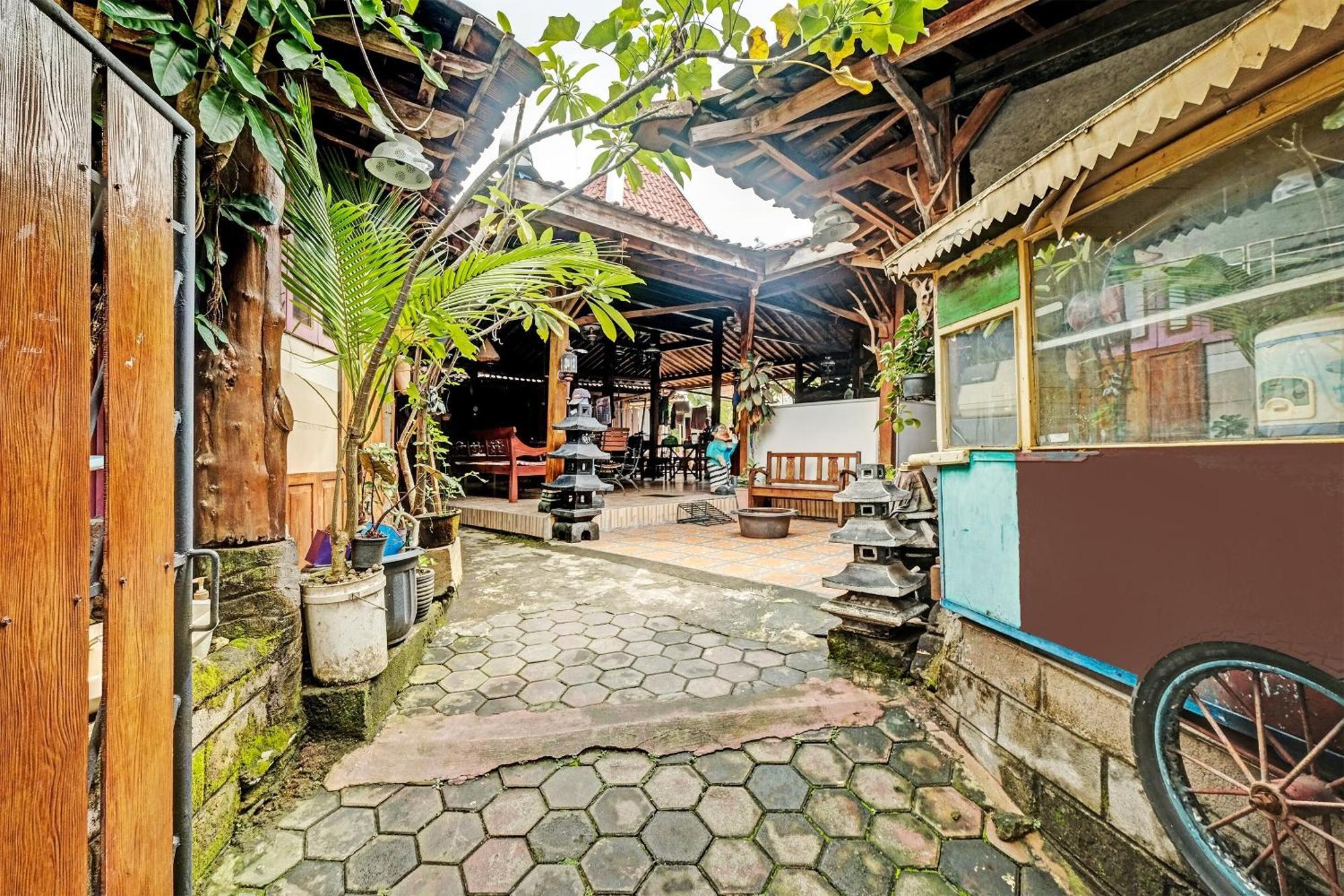 Spot On 91916 Joglo Doyong Homestay Syariah Yogyakarta Extérieur photo